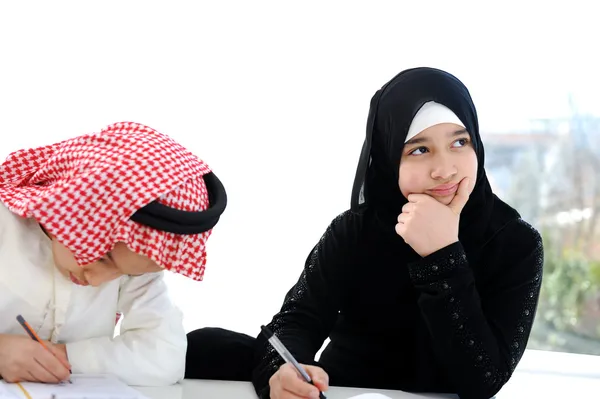 Niños de escuela de Oriente Medio en el aula — Foto de Stock