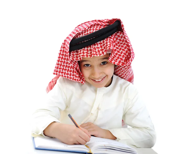 Mały chłopiec studiuje w szkole — Zdjęcie stockowe