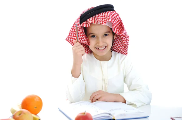 Criança árabe na mesa da escola com notebook e lanche de maçã — Fotografia de Stock