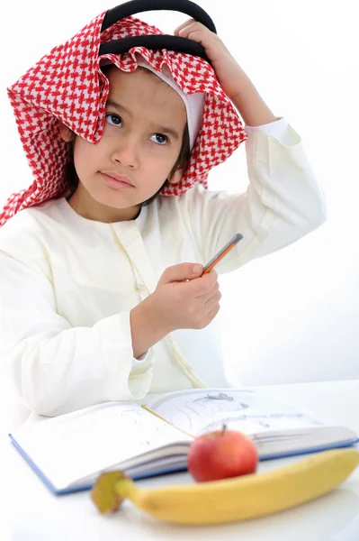 Арабский ребенок чешет голову жестом за то, что думает — стоковое фото