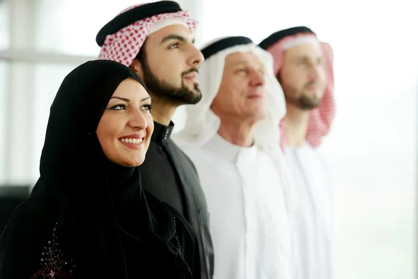 Framgångsrika och lyckliga business arabiska tittar upp — Stockfoto