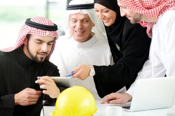 Erfolgreiches und glückliches Business arabic sitting für ein Meeting — Stockfoto