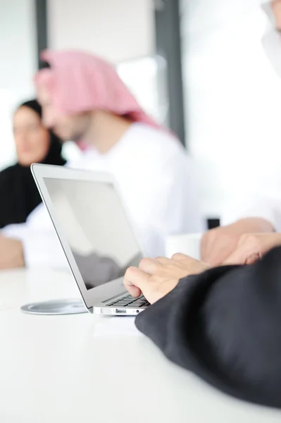 Başarılı ve mutlu bir iş toplantısı için Arapça oturma — Stok fotoğraf