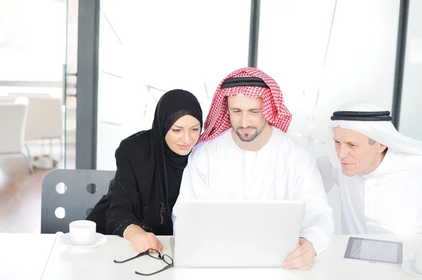 Bem sucedido e feliz negócio árabe sentado para uma reunião — Fotografia de Stock