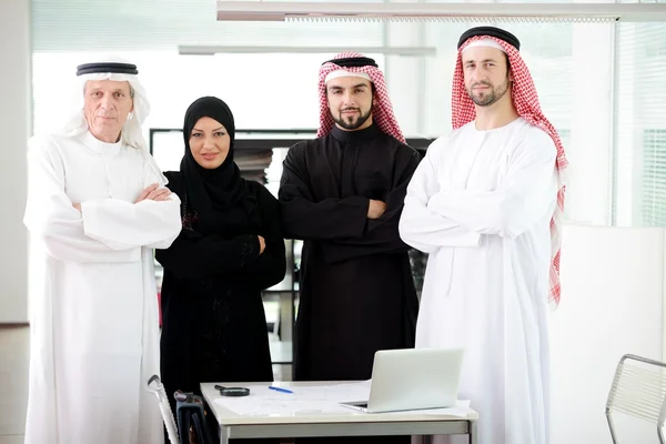 Arábico de negócios bem sucedido e feliz em pé para uma reunião — Fotografia de Stock