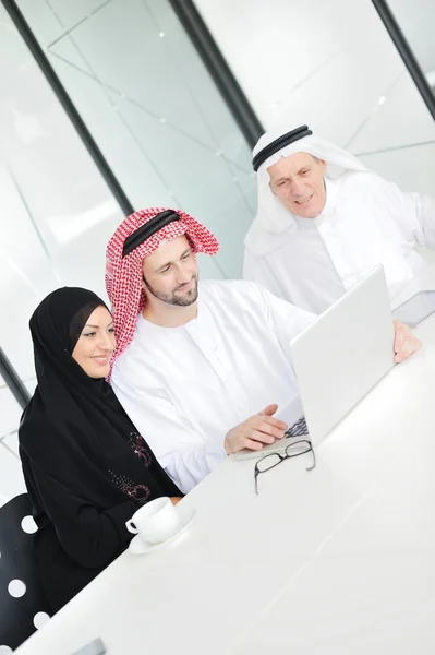 Arabski siedzący szczęśliwy i udany biznes na spotkanie — Zdjęcie stockowe