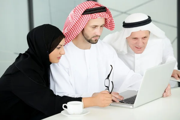 Bem sucedido e feliz negócio árabe sentado para uma reunião — Fotografia de Stock