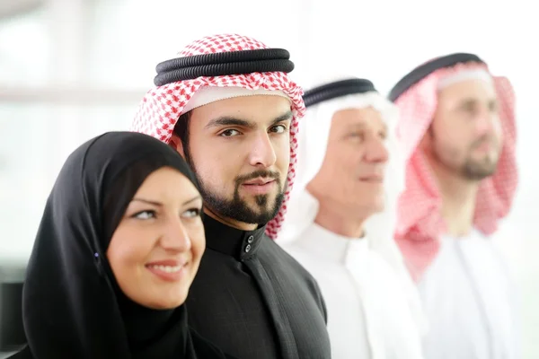 Succesvol en gelukkig zakelijke Arabische vergadering voor een vergadering — Stockfoto