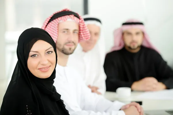 Arabski siedzący szczęśliwy i udany biznes na spotkanie — Zdjęcie stockowe