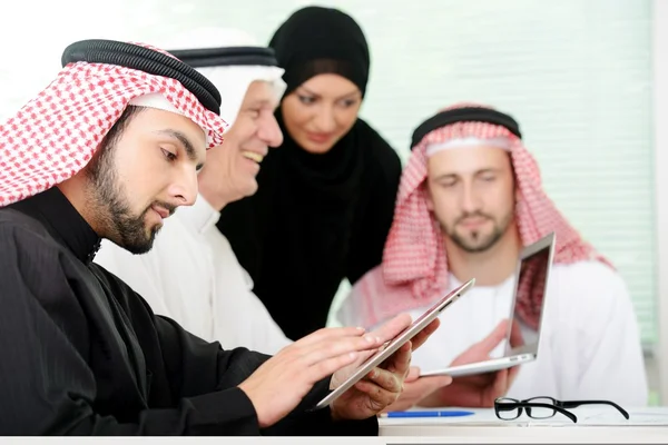 Arabski spotkanie biznesowe kryty z elektronicznych tabletki — Zdjęcie stockowe