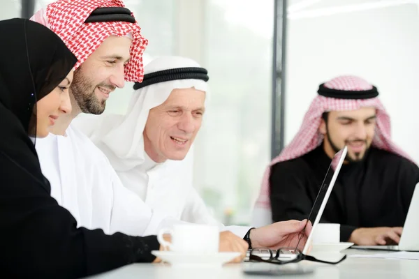 Arabské posezení úspěšný a šťastný obchodní schůzky — Stock fotografie