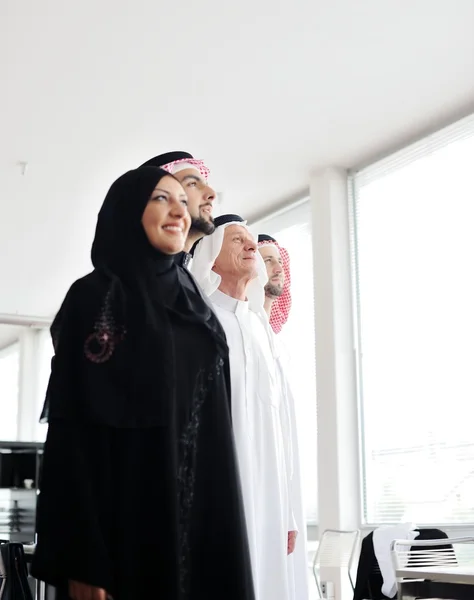 Vellykket og lykkelig arabiker som ser opp – stockfoto