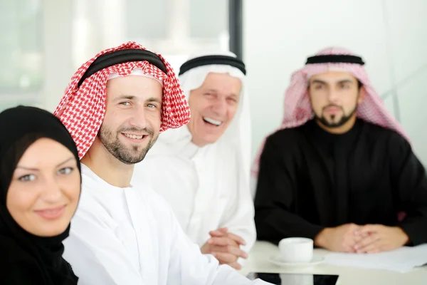 Επιτυχημένη και ευτυχή επιχειρήσεων Αραβικά συνεδρίαση για μια συνάντηση — Φωτογραφία Αρχείου