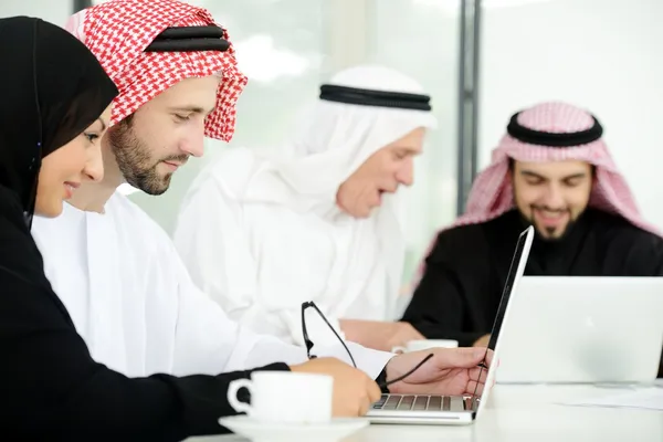 Ιδιαίτερο σχήμα αραβικού επιχειρήσεων στην εργασία, την ομαδική εργασία — Φωτογραφία Αρχείου