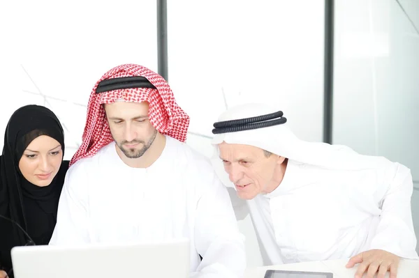 Arabski biznes starszych ze swoim zespołem w urzędzie — Zdjęcie stockowe