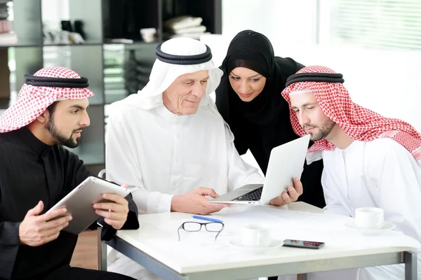 Moslim business op het werk — Stockfoto