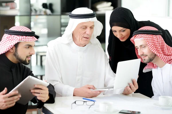 Réunion d'affaires arabe à l'intérieur avec tablette électronique — Photo