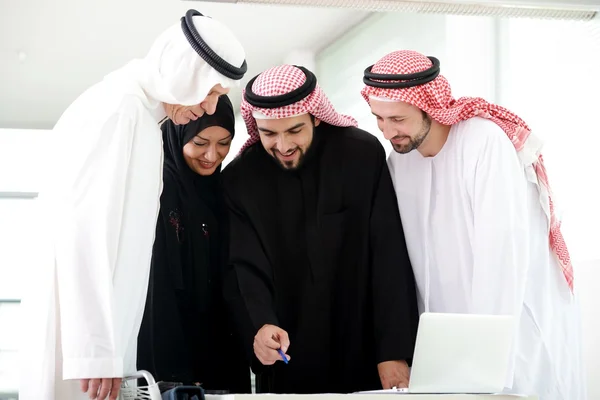 Trabajo en equipo árabe — Foto de Stock