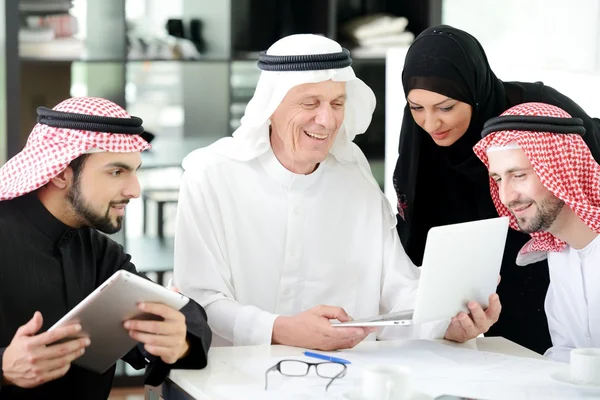 Reunión árabe de negocios cubierta con tableta electrónica —  Fotos de Stock