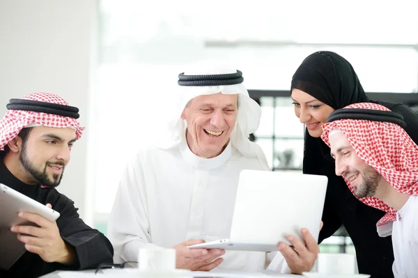 Reunión árabe de negocios cubierta con tableta electrónica —  Fotos de Stock