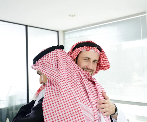 Арабский бизнес обнимает друг друга на встрече для успешной сделки — стоковое фото
