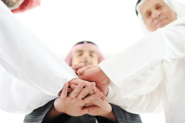 Arabiska verksamhet team visar enighet med händerna tillsammans — Stockfoto