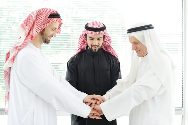 Équipe d'affaires arabe montrant l'unité avec leurs mains ensemble — Photo