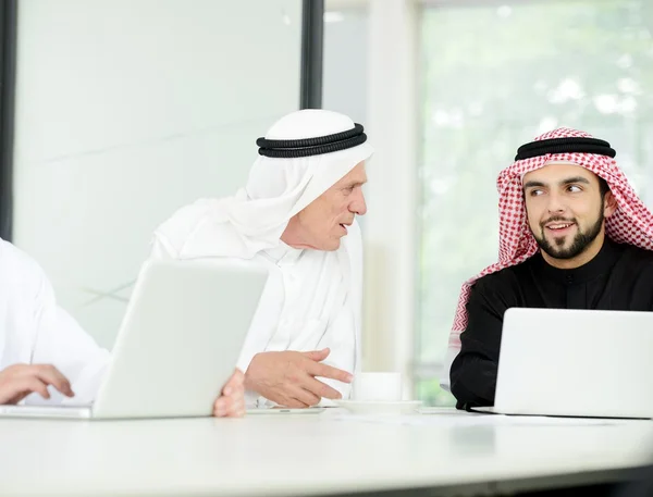 Feliz homem saudita no trabalho — Fotografia de Stock