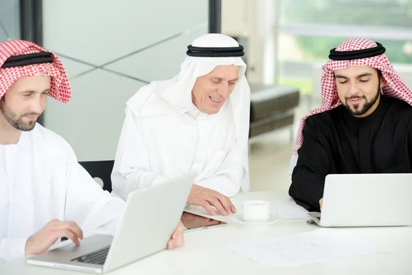 Exitoso y feliz negocio árabe sentado para una reunión —  Fotos de Stock