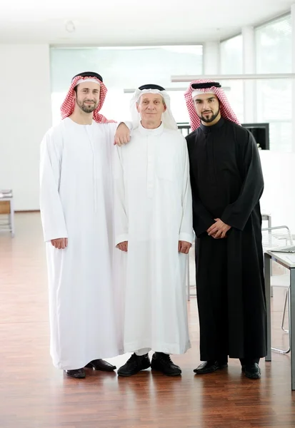 Entreprise prospère et heureuse Arabic standing — Photo