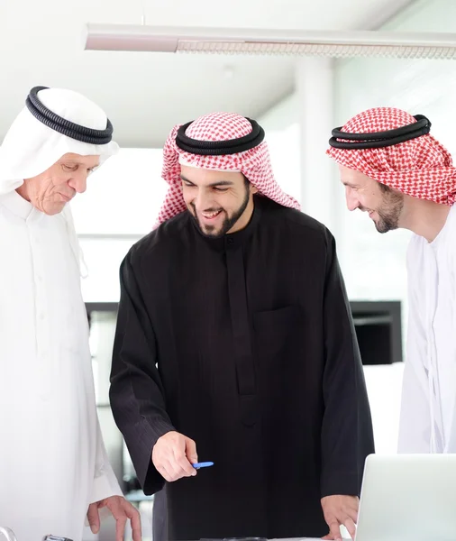 ビジネスの成功と幸せなアラビア語 — ストック写真
