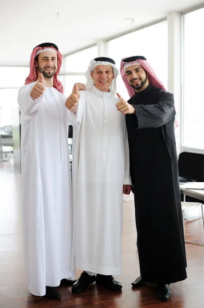 Successo e felice lavoro arabo thumbing — Foto Stock