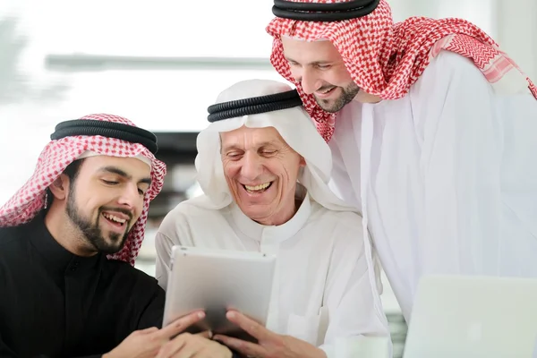 Iş Arapça toplantı elektronik tablet ile kapalı — Stok fotoğraf