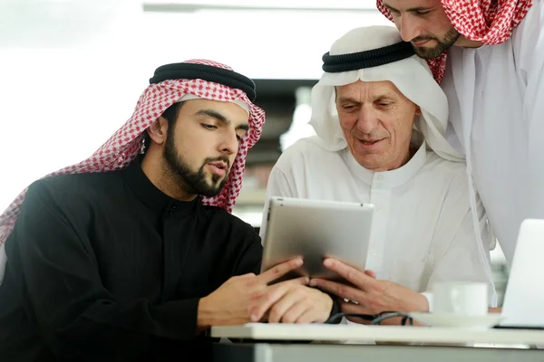 Incontro di lavoro arabo indoor — Foto Stock