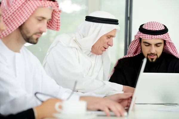 Arabiska affärsmöte inomhus — Stockfoto