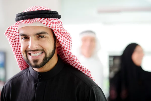 Iş yerinde mutlu Suudi adam — Stok fotoğraf