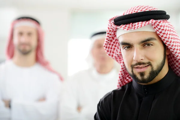 Homme d'affaires arabe moderne — Photo