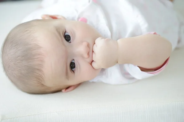 Egy aranyos kis bébi néz a kamerába — Stock Fotó
