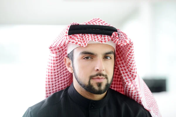 Современный арабский бизнесмен — стоковое фото