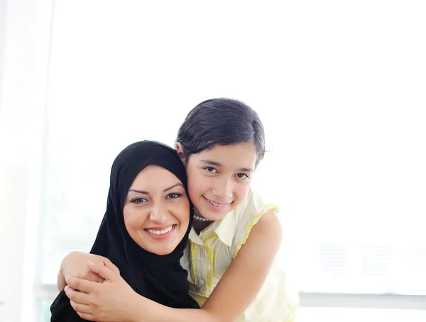 Mère et fille arabique musulmane — Photo