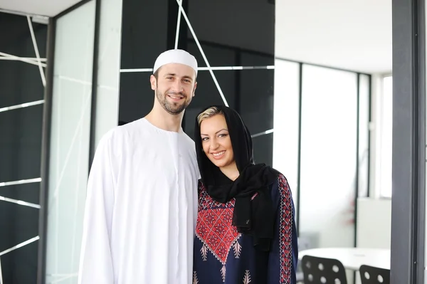 Dwie pary muzułmańskich stojący na biuro — Zdjęcie stockowe