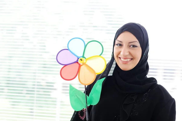 Arabiska muslimska kvinnan ler med en frisk teath — Stockfoto