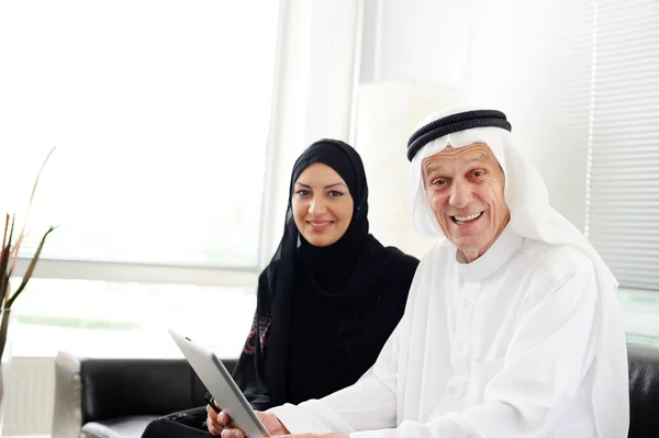 Två par muslim på office — Stockfoto
