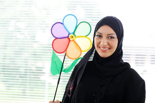 Arabski Muzułmanin kobieta jest uśmiechnięty z zdrowe teath — Zdjęcie stockowe