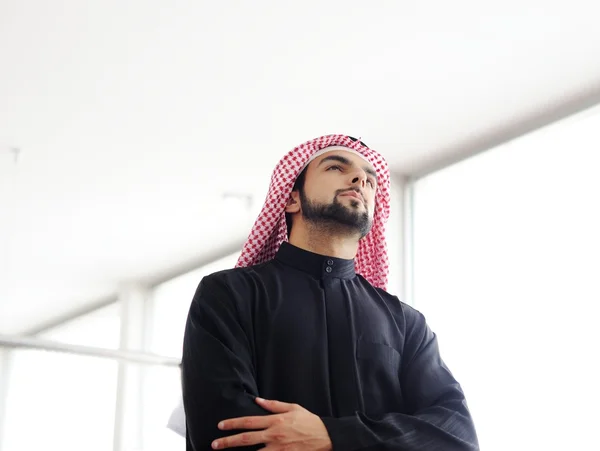 Сучасний арабський бізнесмен, дивлячись вгору — стокове фото