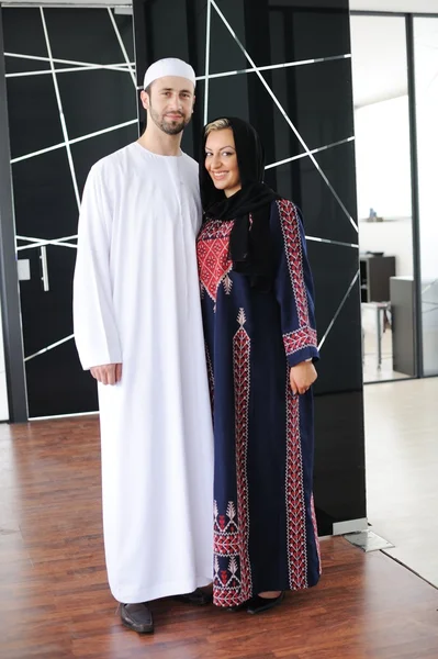Två par muslimska stående på kontoret — Stockfoto