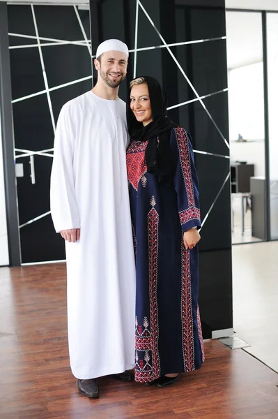 Two couple muslim standing on office — Stock Photo, Image