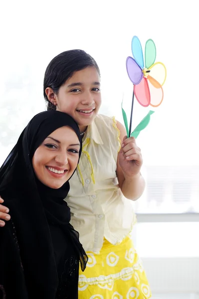 Muçulmano árabe mãe e filha — Fotografia de Stock
