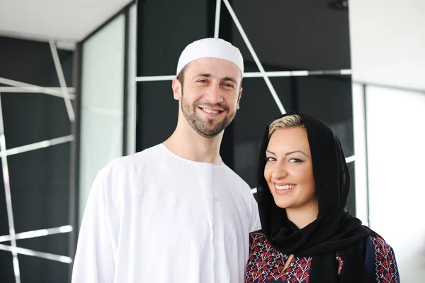 Zwei muslimische Paare stehen im Büro — Stockfoto