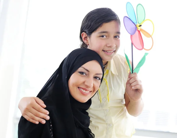 Μουσουλμανικό και αραβικό μητέρα και κόρη — Φωτογραφία Αρχείου
